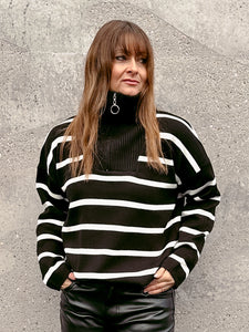 Gestreifter Pullover mit Kragen