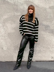 Gestreifter Pullover mit Kragen