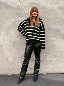 Gestreifter Pullover mit Kragen
