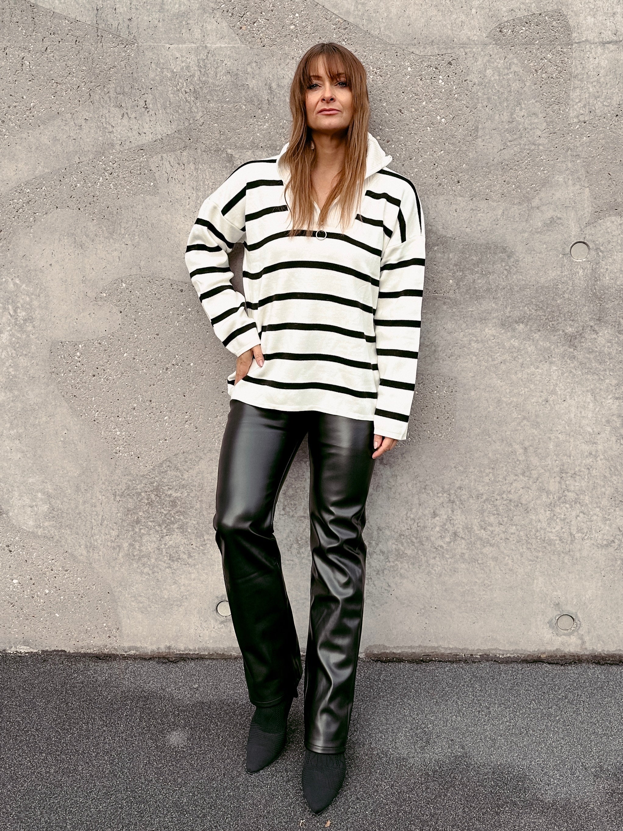 Gestreifter Pullover mit Kragen