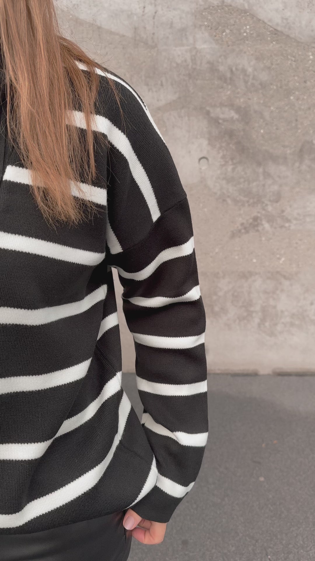 Gestreifter Pullover mit Kragen